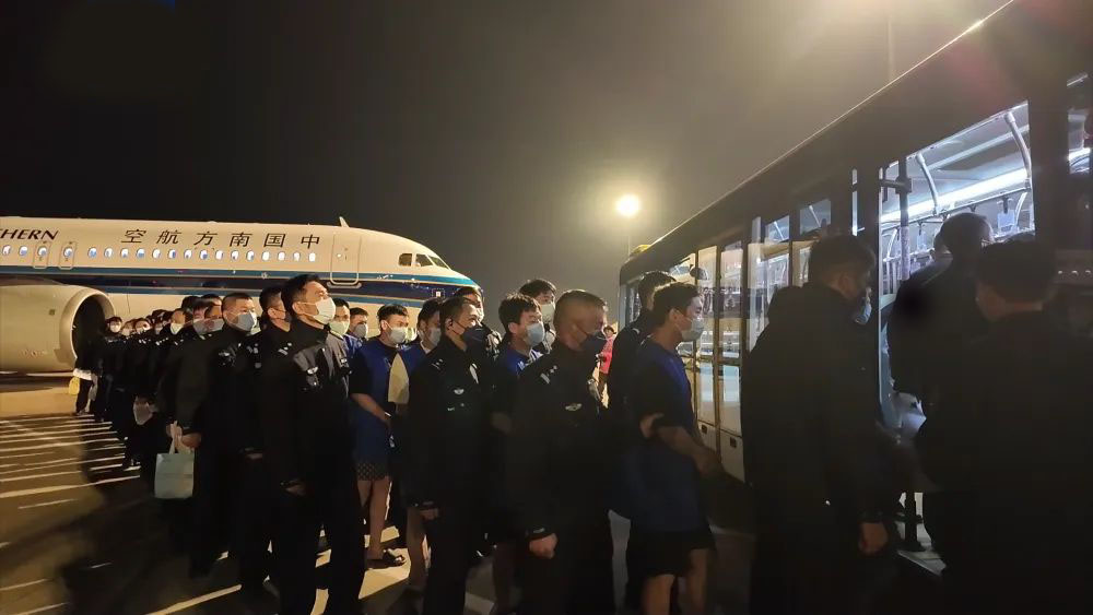 缅甸妙瓦底2255涉电诈嫌犯 被押解回中国